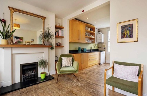 St Luke's Apartment | "Stylish Shoreditch Townhouse: Light-Filled, Vibrant Design, Central Location