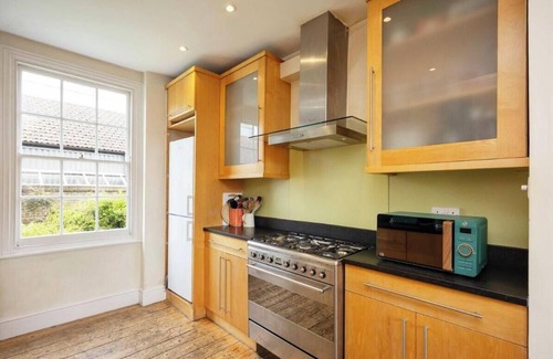 St Luke's Apartment | "Stylish Shoreditch Townhouse: Light-Filled, Vibrant Design, Central Location