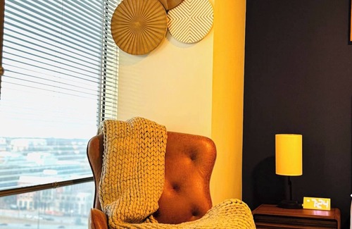 Midtown Apartment | Stylish space in Midtown Atlanta, minutes from Mercedes Benz Stadium, State Farm Arena, Google, Whole Foods, 5 Star Restaurants, Coffee Shops, Parks, Georgia Aquarium, & Zoo Atlanta. A short drive to the airport, Six Flags, & Buckhead.