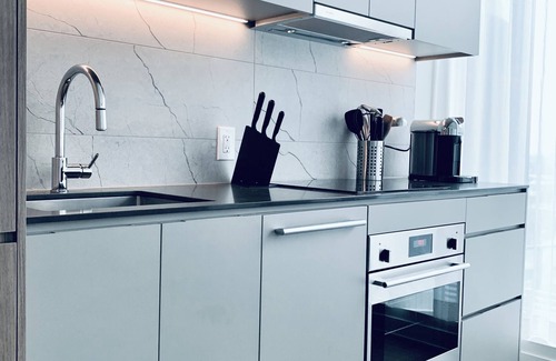 Downtown Montreal Condo | STYLISH & SPACIOUS 2BDR IN 5 STAR DOWNTOWN HIGH RISE COMPLEX