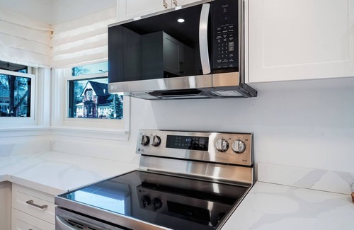Whitby House | Stylish, Spacious 6-Bedroom Home. 30 minutes from Downtown Toronto