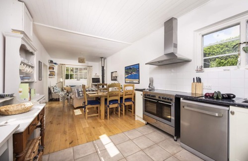 Mousehole Cottage | Stylish Spacious Detached Cottage Sleeps 4 Private Parking Garden Wifi Pets