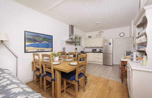 Mousehole Cottage | Stylish Spacious Detached Cottage Sleeps 4 Private Parking Garden Wifi Pets