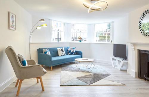 Cotham Apartment | Stylish, spacious flat with private parking
