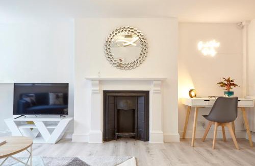 Cotham Apartment | Stylish, spacious flat with private parking