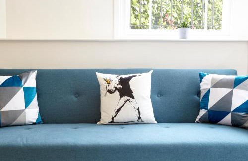 Cotham Apartment | Stylish, spacious flat with private parking