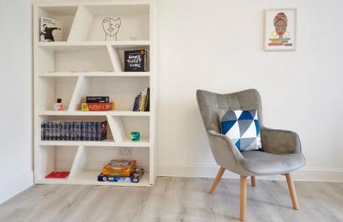 Cotham Apartment | Stylish, spacious flat with private parking