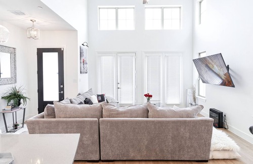 McKinney House | Stylish, Spacious, Modern Townhouse!
