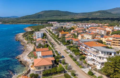 Fertilia House | Stylish & Spacious Townhouse - Walk to Beach & Town
