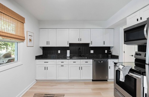 Des Moines House | Stylish Split Foyer - The Sullivan 4 Bedrooms, 2 Bathrooms