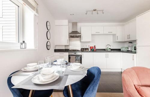 Wainscot Apartment | Stylish Station Apartment in Rochester with Free Parking