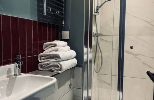 Innerleithen Apartment | Stylish studio room, king, en-suite & kitchenette (room1)
