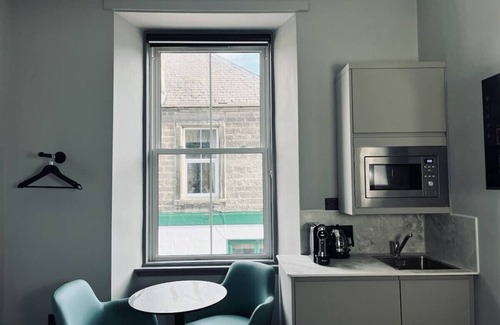 Innerleithen Apartment | Stylish studio king room, en-suite & kitchenette (room 2)