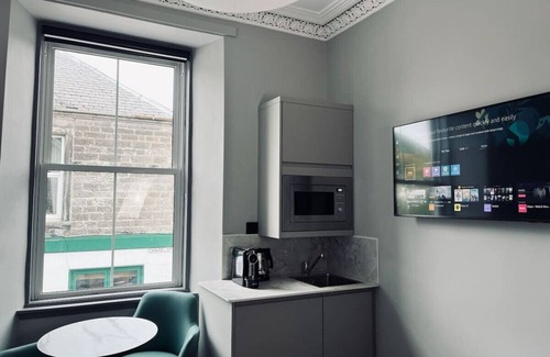 Innerleithen Apartment | Stylish studio king room, en-suite & kitchenette (room 2)