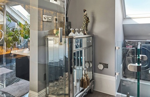 Knight's Hill Apartment | Stylish Studio Near Central London