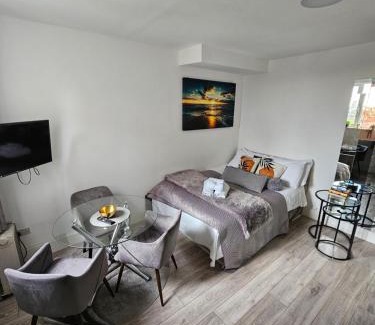 Kensal Green Apartment | Stylish Studio near Kensal Green (E)
