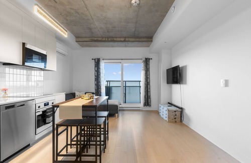 Griffintown Apartment | Stylish Studio on the 24th Floor in Griffintown City 5 mins from downtown