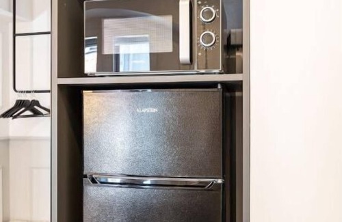 Ljubljana City Centre Apartment | Stylish studio with a garden, self check-in & AC