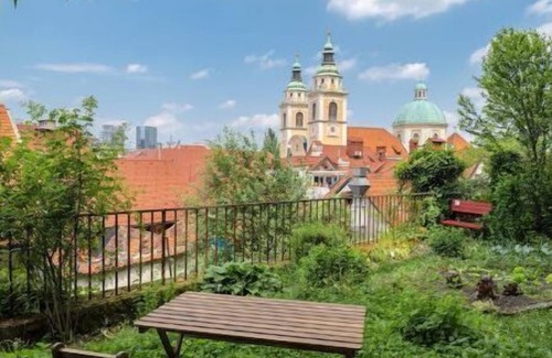 Ljubljana City Centre Apartment | Stylish studio with a garden, self check-in & AC