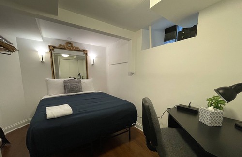 Old Town Triangle Apartment | Stylish Stunner in Great Old Town Neighborhood - Close to North Avenue Beach by RedAwning