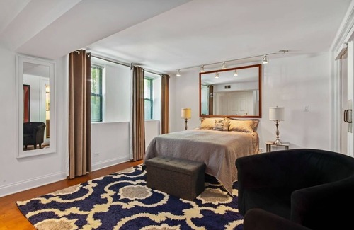 Old Town Triangle Apartment | Stylish Stunner in Great Old Town Neighborhood - Close to North Avenue Beach by RedAwning
