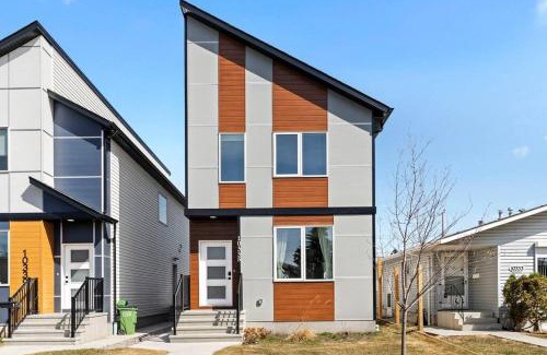 Jasper Place House | Stylish Suite-NearWEM-4 Bed-Central