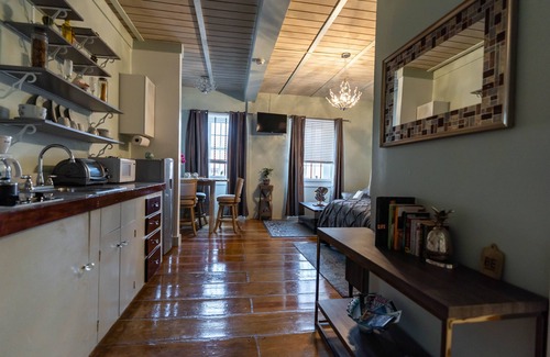 Estate Kings Quarter Apartment | Stylish Suite💎 ❤️of Downtown AC WiFi 10 minute drive to 🏖 Historical area