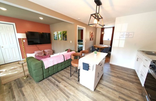 St Ignace Apartment | Stylish Suite! Walk to Ferry