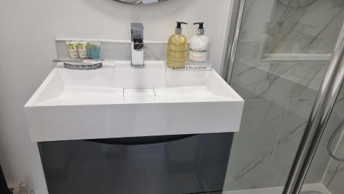 London Colney Apartment | Stylish Suites with kitchenette