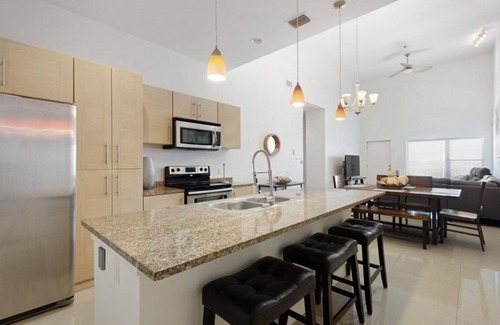 South Padre Island Condo | Stylish Top Floor for Beach Fun and or SpaceX Enthusiast Starship Launches