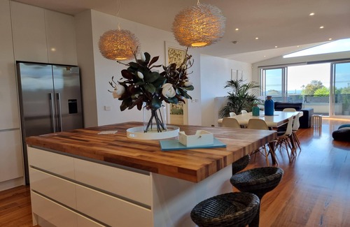 Dromana House | Stylish townhouse in prime location Dromana
