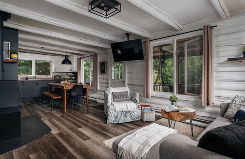 Val-des-Lacs Ski Chalet | Stylish Tremblant escape -Hot tub-Fireplace-Nature