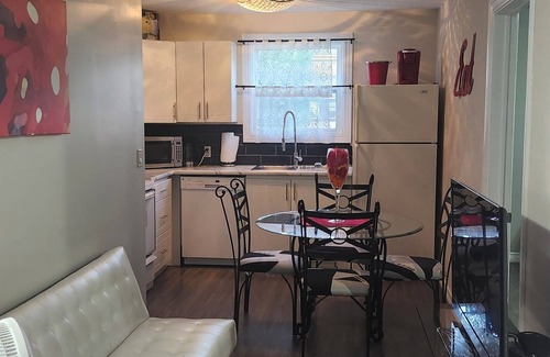 Niagara Falls Apartment | Stylish two bedroom apartment five minutes from Niagara Falls, Ontario
