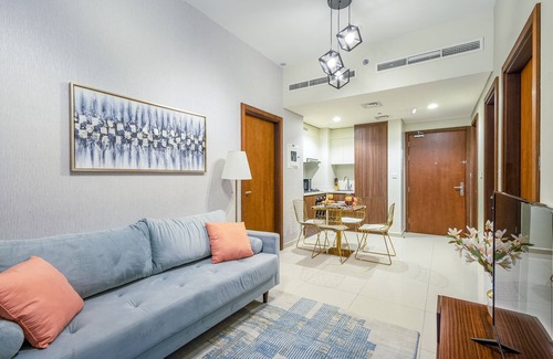 Downtown Dubai Apartment | Stylish Two-Bedroom Business Bay | Burj Khalifa View | Gym & Poolnn