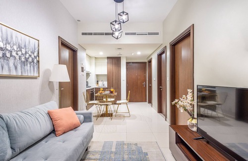 Downtown Dubai Apartment | Stylish Two-Bedroom Business Bay | Burj Khalifa View | Gym & Poolnn