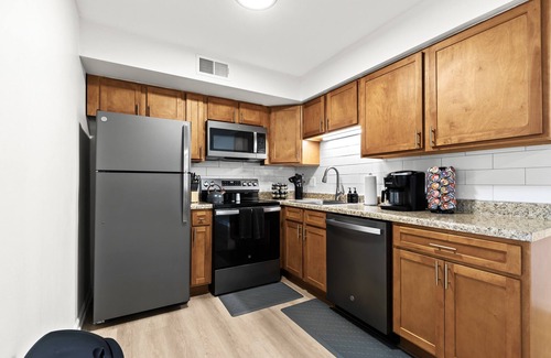 Royal Oak House | Stylish Upper Apartment | King Bed | Conveniently Located