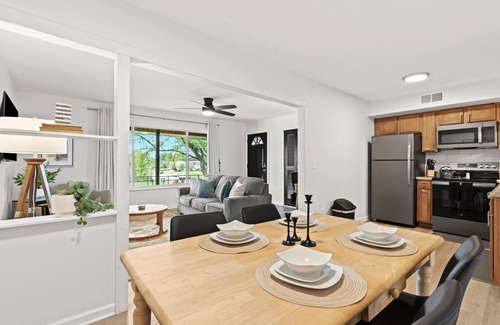 Royal Oak House | Stylish Upper Apartment | King Bed | Conveniently Located