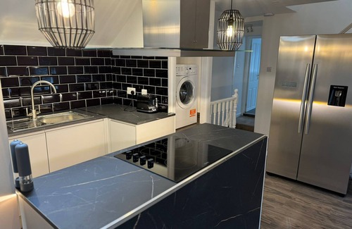 Uxbridge South Apartment | Stylish uxbridge 3 bed flat