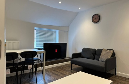 Uxbridge South Apartment | Stylish uxbridge 3 bed flat