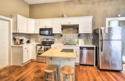 Vicksburg Apartment | Stylish Vicksburg Apt with Porch - 2 Mi to Casino!