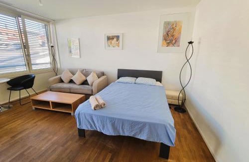 Langstrasse Apartment | Stylish Zurich Apartment with Balcony Self Check-In A Hoh