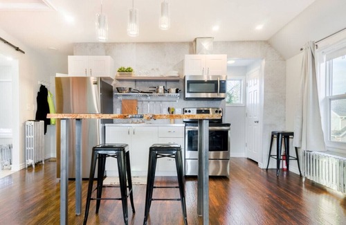 Niagara Falls Apartment | Stylishly Remodeled Queen Victoria Loft