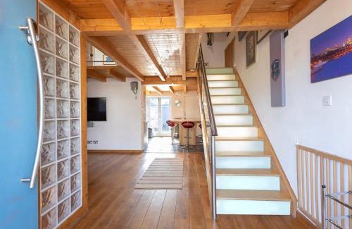 West Ashling House | Stylist Split Level 2 Bed with Parking