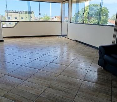 Parque Jacaraipe House | Suíte bem localizada, perto da praia, ar-condicionado e garagem