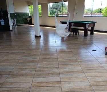 Parque Jacaraipe House | Suíte bem localizada, perto da praia, ar-condicionado e garagem