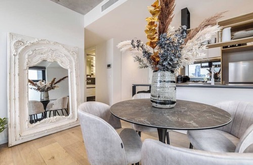 Prahran Apartment | Suave Condo in Trendy Prahran~Steps to Greville St