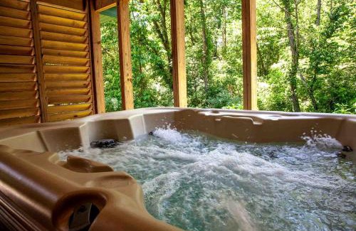Equality House | Sublime Cabin with Hot-tub and Fire Pit in Herold, Illinois