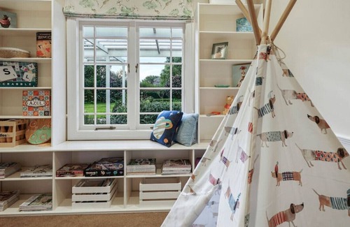 Papakura Villa | Substantial Countryside Home | Pool & Gardens