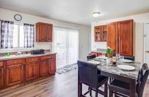 Henrietta House | Suburb comfy home near RIT and airport