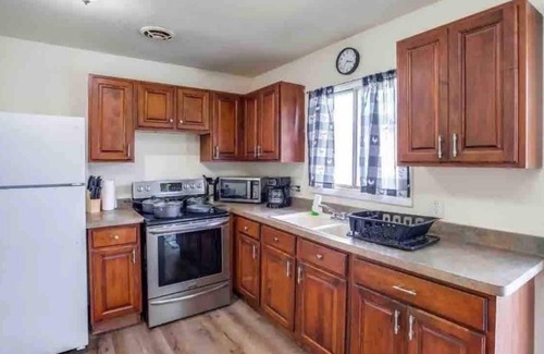 Henrietta House | Suburb comfy home near RIT and airport